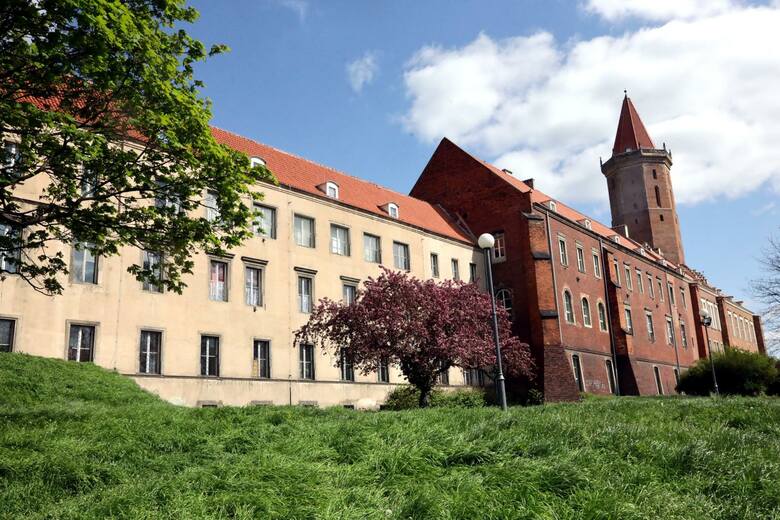 To jeden z najstarszych zabytków w Legnicy, który został wybudowany za panowania pierwszych Piastów. Z historią zamku związanych jest wiele legend, których