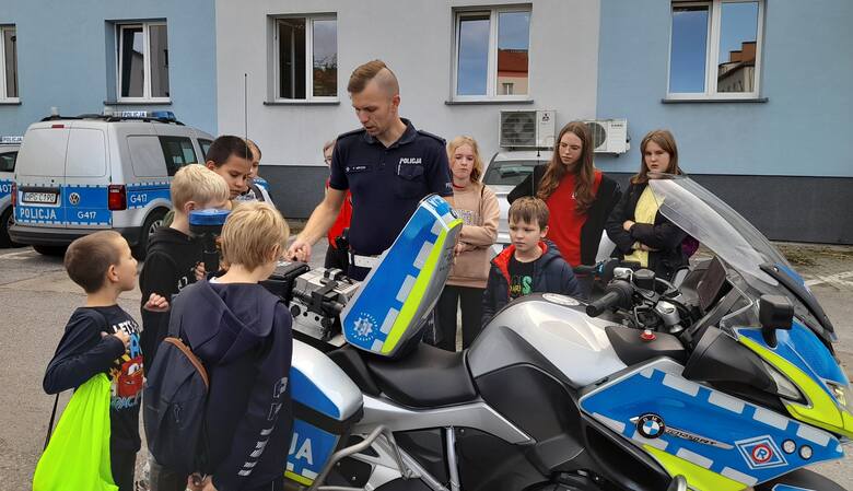 Młodzieżowa Drużyna Pożarnicza OSP Oświęcim poznała specyfikę pracy policji, zwiedzając komendę powiatową