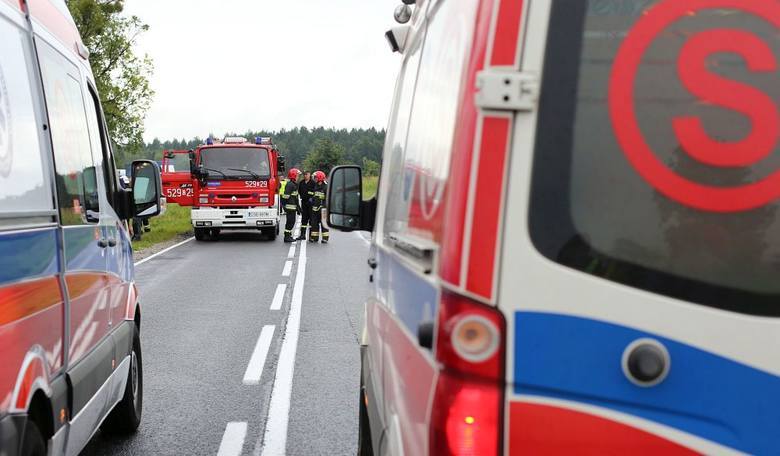 Najbardziej poszkodowane osoby zabrały śmigłowce do Bydgoszczy i Gdańska. Pięcioro trafiło do szpitali w Chojnicach i Więcborku. Przyczyny wypadku bada sępoleńska policja.
