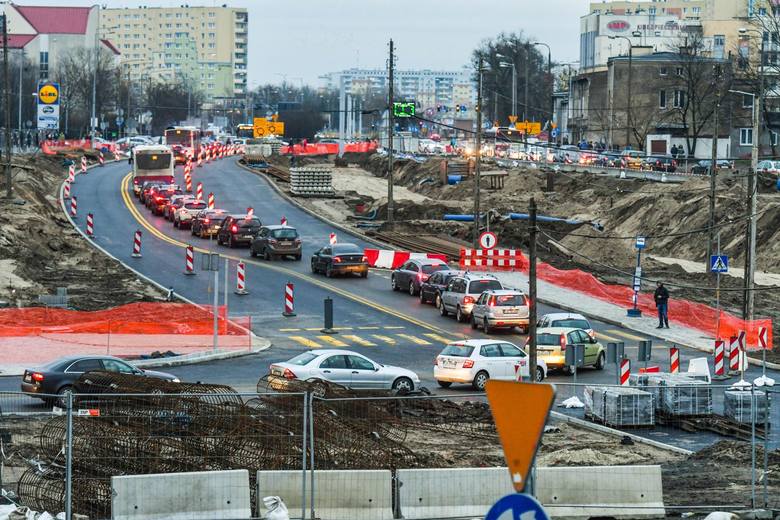 Od soboty (14 grudnia) obowiązuje nowa organizacja ruchu wokół ronda Kujawskiego. Pojazdy poruszają się pierwszymi nowymi jezdniami Kujawskiej i Wojska Polskiego wybudowanymi od strony galerii Zielone Arkady. Zamknięto jezdnie prowadzące dotychczas do ronda od strony północno-zachodniej