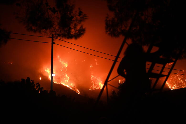 W Grecji szalejące pożary przyczyniły się do "największej ewakuacji w historii państwa".
