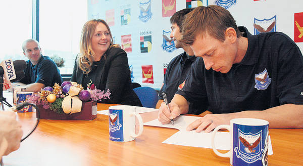 Honorowa prezes Orła Joanna Skrzydlewska cieszy się, że żużlowcy podpisali wczoraj kontrakty.  