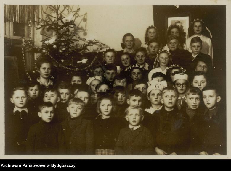 Jak wyglądały gwiazdkowe, szkolne spotkania przed laty? Szkoła w Murowańcu (lata 1949-1956)