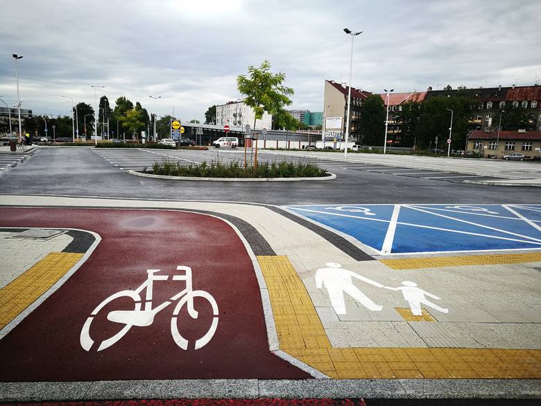 Jest tu ścieżka rowerowa i dobrze oznakowane chodniki dla pieszych. Na parkingu jest 55 miejsc. Działa też „Kiss&Ride”, można zatrzymać samochód do 3 minut. Na parkingu pierwsza godzina kosztuje 2 zł, druga i kolejne - 10 zł. Będzie stacja rowerów miejskich.
