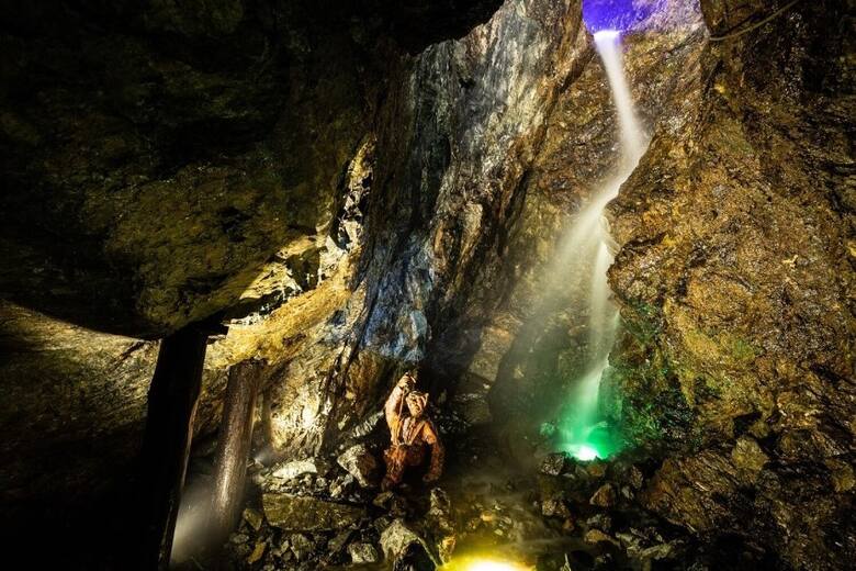 Znajduje się w kopalni w Złotym Stoku na jednej z turystycznych tras podziemnych. Spływa z wysokości 8 metrów i robi piorunujące wrażenie. Na miejscu