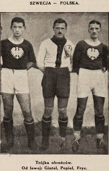 W listopadzie 1923 roku Popiel (w środku) strzegł bramki reprezentacji Polski w pojedynku ze Szwecją (2:2).