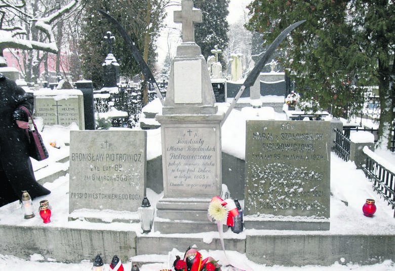 Groby powstańców, m.in. Marii i Konstantego Piotrowiczów na Starym Cmentarzu w Łodzi