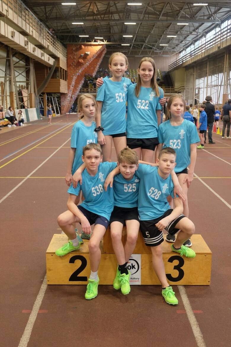 Młodzi lekkoatleci Tempa Kęty mieli powody do radości podczas halowych mistrzostw Małopolski dzieci w Brzeszczach