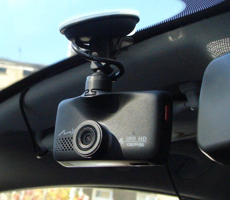 Czy ma sens instalacja samochodowego wideorejestratora z podwójną kamerą? Nasz test udowadnia, że tak, nawet biorąc pod uwagę, że koszt takiego zestawu