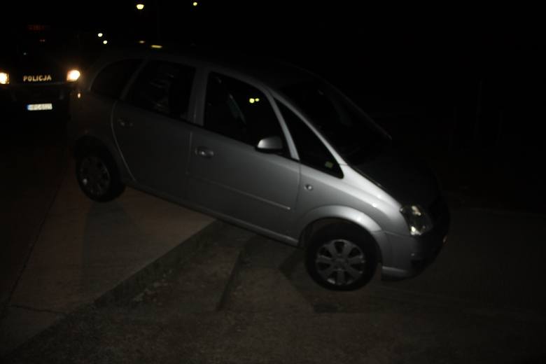 Zaparkowała auto na schodach przed wejściem na klatkę przy bloku na ulicy Łady we Włocławku