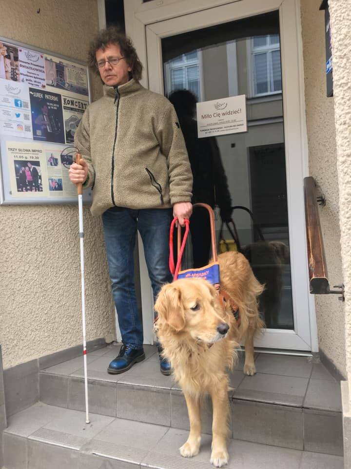 Grzegorz Dudziński odwiedza szkoły i instytucje z Luckiem, swoim psem przewodnikiem. Najbliższe spotkanie w ramach akcji Instrukcja Obsługi Niewidomego