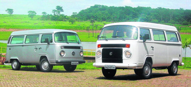 Rok 2006: Volkswagen Kombi z lewej strony ma jeszcze silnik chłodzony powietrzem, ten z prawej - rzędowy silnik chłodzony cieczą, ale nadal z tyłu! Fot: