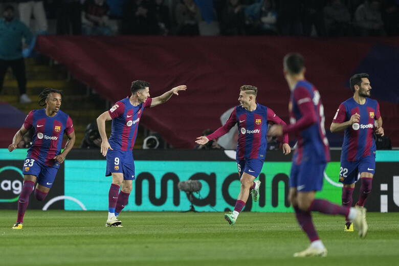 Robert Lewandowski (FC Barcelona) celebruje zdobycie bramki z Valencią.
