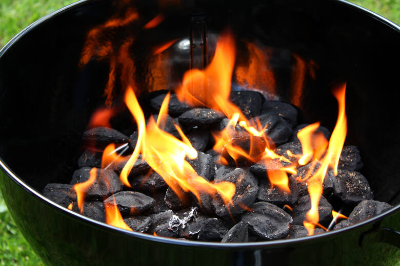 Zobacz, jak łatwo można rozpalić grilla.