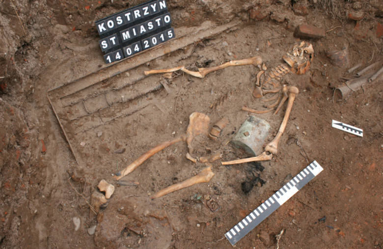 Ziemia na Starym Mieście wciąż kryje ludzkie szczątki. Te znaleziono w czasie badań w lutym zeszłego roku
