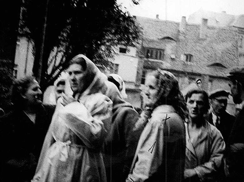 Rano przed Domem Katolickim ustawiło się około 320 kobiet. Broniły wejścia do budynku. Krzyżykiem oznaczono aktywną uczestniczkę zajść.