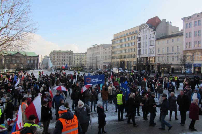 Manifestacja KOD: Potrójne &quot;nie!&quot; dla rządzących