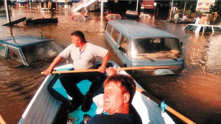 Opole 1997. Parking pawilonu As. Tomasz Horoszkiewicz i Eryk Klisz dostarczali powodzianom jedzenie, wodę, leki i nowe wydania NTO.
