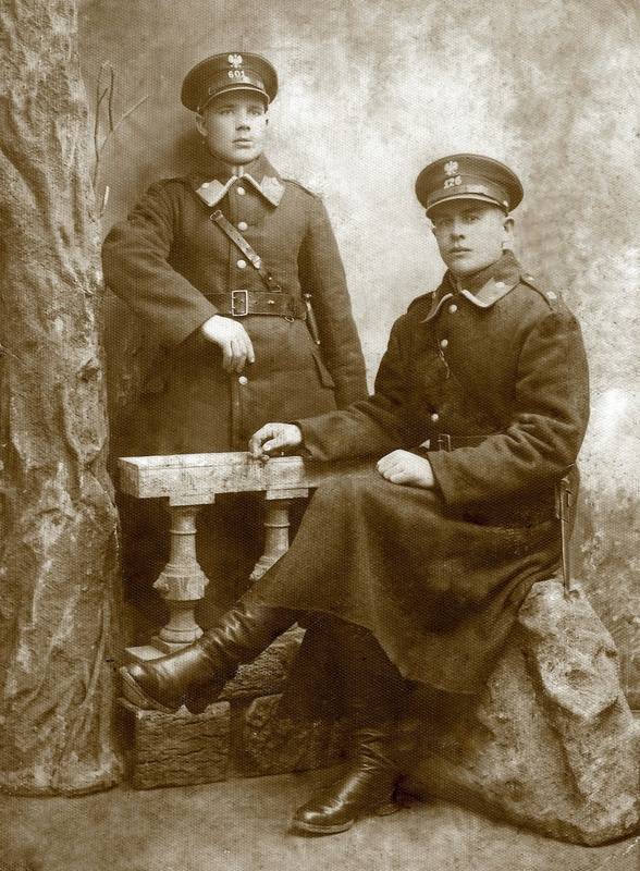 Fotografię pradziadka Marcina Marynicza - policjanta z drugim policjantem, którego wcześniej uważano w rodzinie za Witolda