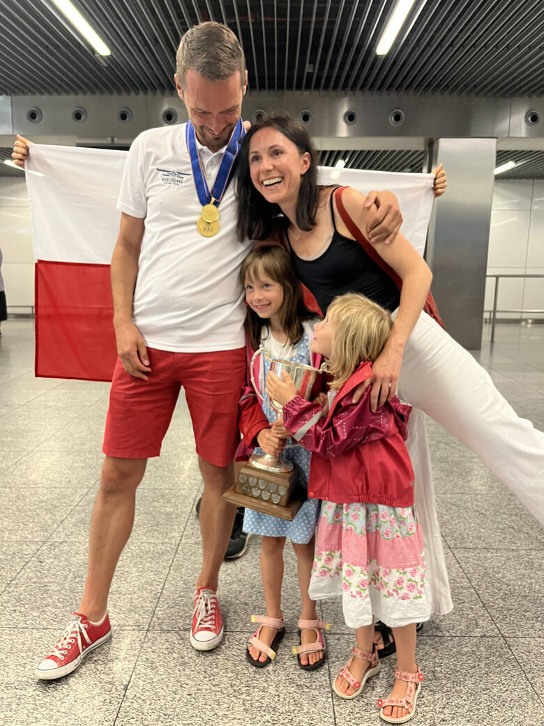 Michał Wieczorek z żoną Magdaleną i córkami po powrocie z MŚ we Francji w 2022 roku
