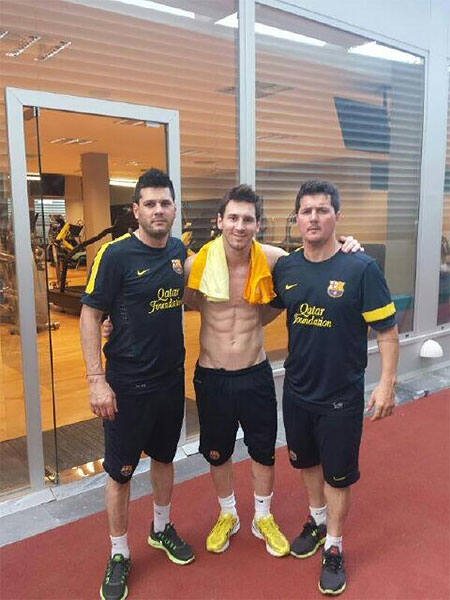 Lionel Messi na siłowni ze swoimi braćmi Matiasem (z lewej) i Rodrigo