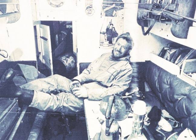 W 1966 roku Henri Lloyd przygotował dla Francisa Chichestera ubranie przeciwdeszczowe, w którym jako pierwszy człowiek na świecie samotnie opłynął kulę