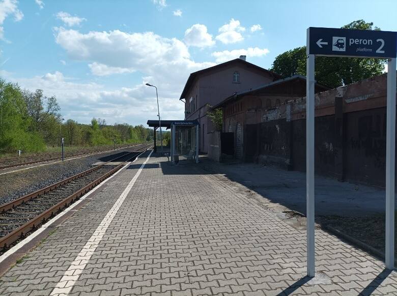 To jedyna taka stacja kolejowa w Polsce, gdzie po torowisku, znajdującym się obok nie przejeżdżają polskie pociągi. Z oferty niemieckiego przewoźnika