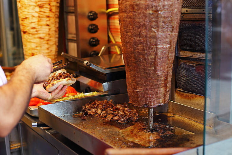 Doner, czyli typowy turecki kebab z baraniny, można dostać niemal wszędzie w Polsce, ale nigdzie nie smakuje tak jak na ulicy w Stambule.