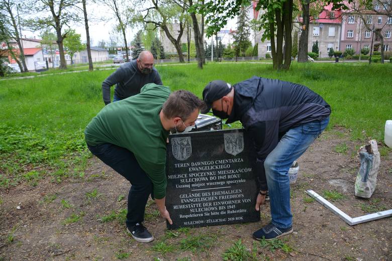 W parku Tadeusz Kościuszki stanęła pamiątkowa tablica, informująca o tym, że do 1945 roku w tym miejscu był cmentarz ewangelicki, a w drugiej części