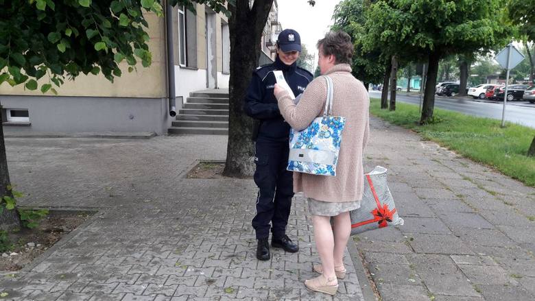 Policyjna akcja w Łowiczu "Seniorze - nie daj się oszukać" [Zdjęcia]