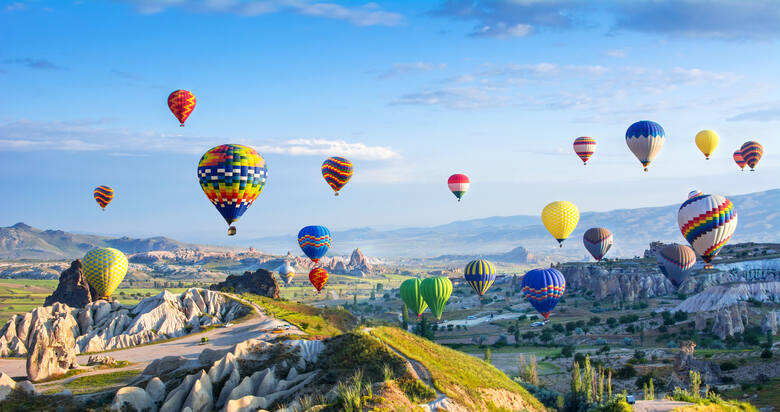 Jedną z najsłynniejszych atrakcji Turcji są loty balonem na gorące powietrze nad bajkowym krajobrazem Kapadocji.