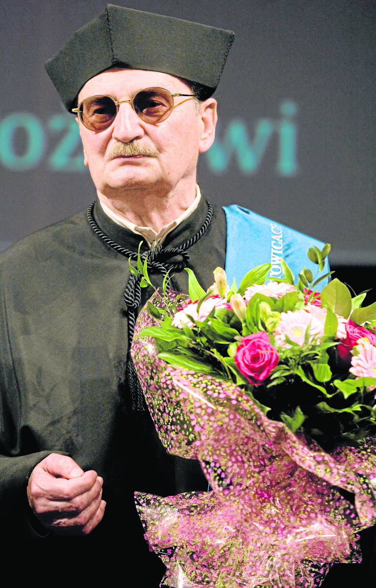 Sławomir Mrożek w roku 2012 odbierając w Katowicach doktorat honoris causa zamiast standardowej przemowy opowiedział o swojej pierwszej żonie.