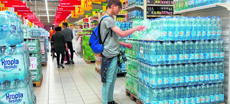 Sprzedaż napojów rośnie wielokrotnie. Polacy piją mniej wody niż inni mieszkańcy Europy