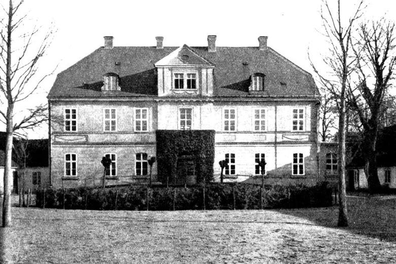 Na przestrzeni wieków właściciele dworu zmieniali się. Do końca II wojny światowej, dwór znajdował się w rękach kolejnych spadkobierców rodziny von Finckenstein.