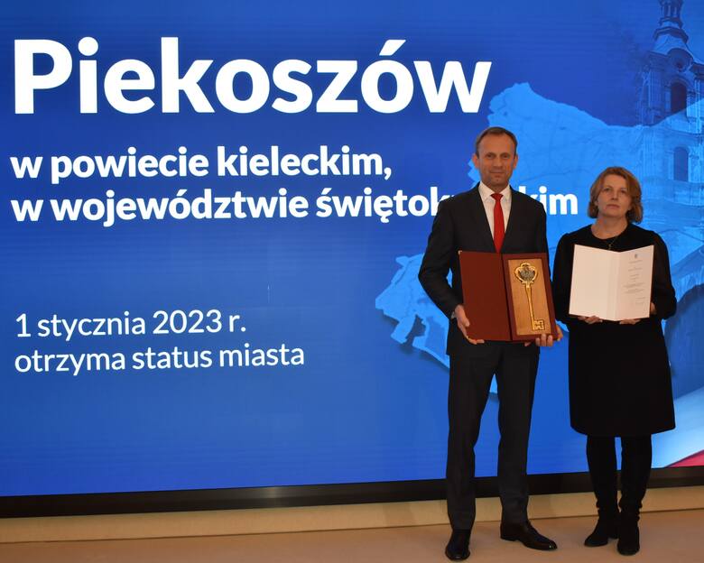 Piekoszów oficjalnie uzyskał prawa miejskie w dniu 1 stycznia 2023 roku.