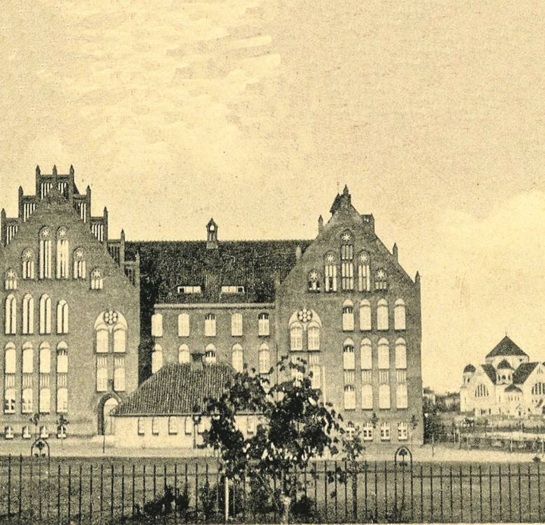 Fronton Szkoły Wydziałowej (niemieckiej Mittelschule) na fotografii wykonanej po 1911 r. Na pierwszym planie widoczna instalacja z pomnikiem cesarza