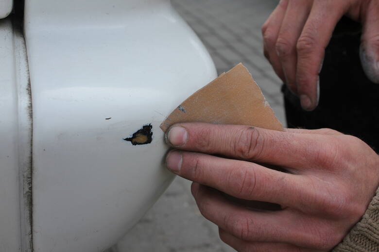Drobne pęcherzyki czyści się papierem ściernym. Następnie miejsce odtłuszczamy na przykład przy pomocy benzyny ekstrakcyjnej. Tak przygotowany element