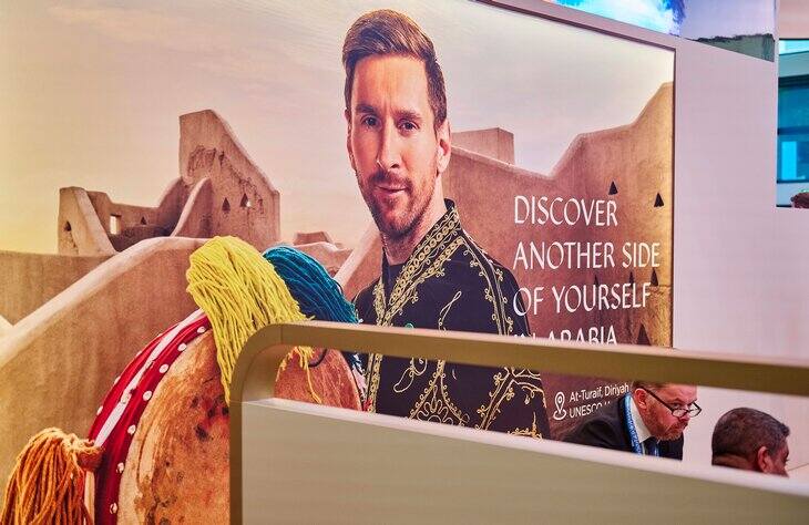 Wizerunek Leo Messiego na posterze reklamującym wycieczki do Arabii Saudyjskiej