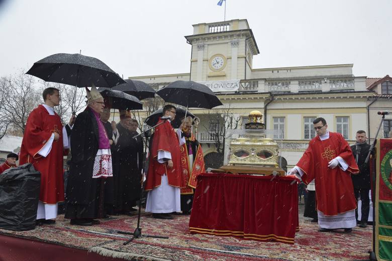 Adoracja relikwii patronki diecezji łowickiej (Zdjęcia)