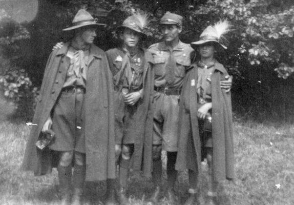 Wielką pasją Edmunda Wilkosza było harcerstwo. Na zdjęciu (trzeci od lewej) ze skautami węgierskimi na Zlocie z okazji 25-lecia harcerstwa w Spale