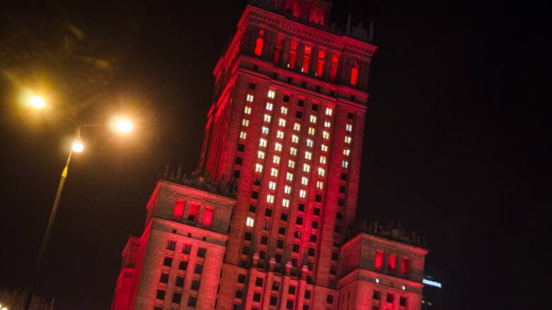 Pałac Kultury i Nauki w Warszawie oświetlony na walentynki
