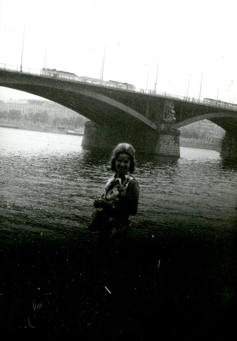1968 r. W tle most Staromiejski a na nim...? Tak, akurat na Zawarcie jedzie sobie tramwaj.