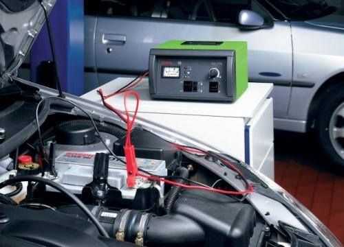 Fot. Bosch: Ładowarka umożliwiająca ładowanie akumulatora samochodowego bez odłączania go od instalacji elektrycznej – sprawdza się szczególnie w nowoczesnych