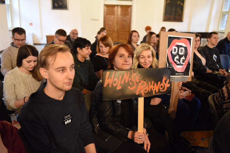 Symbol walki z aborcją, profesor Bogdan Chazan przekonywał w Toruniu, że - powołując się na klauzulę sumienia - broni życia... 