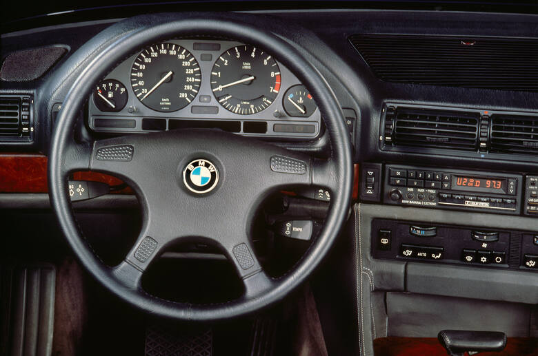BMW serii 7 E32. Technicznie zaawansowany klasykW pierwszej połowie lat 80. królem limuzyn klasy wyższej był Mercedes klasy S o oznaczeniu W126. Auto