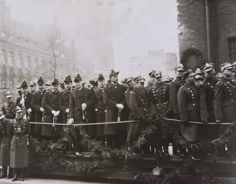 Obchody 10. rocznicy powrotu Pomorza do Polski z udziałem m.in. oficerów szkoły marynarki wojennej w mundurach galowych, z „rogalami” na głowie
