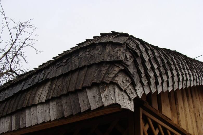 Wiór dobrze nadaje się do kształtowania detali dachu, a także różnych krzywizn, przejść połaci itp.