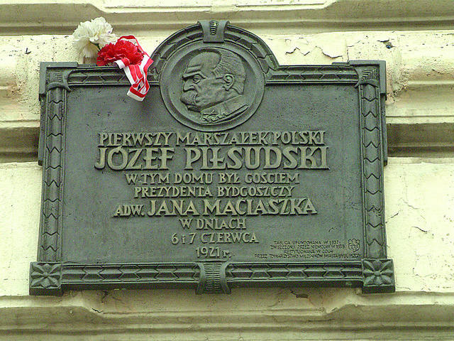 Tablica upamiętniająca nocleg Piłsudskiego przy ul. Gdańskiej.