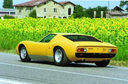 Fot. Lamborghini: Żeby ulżyć jadącym, których plecy prażył pracujący silnik, tylną szybę z pleksiglasu zastosowaną w prototypie nowego Lamborghini zastąpiono