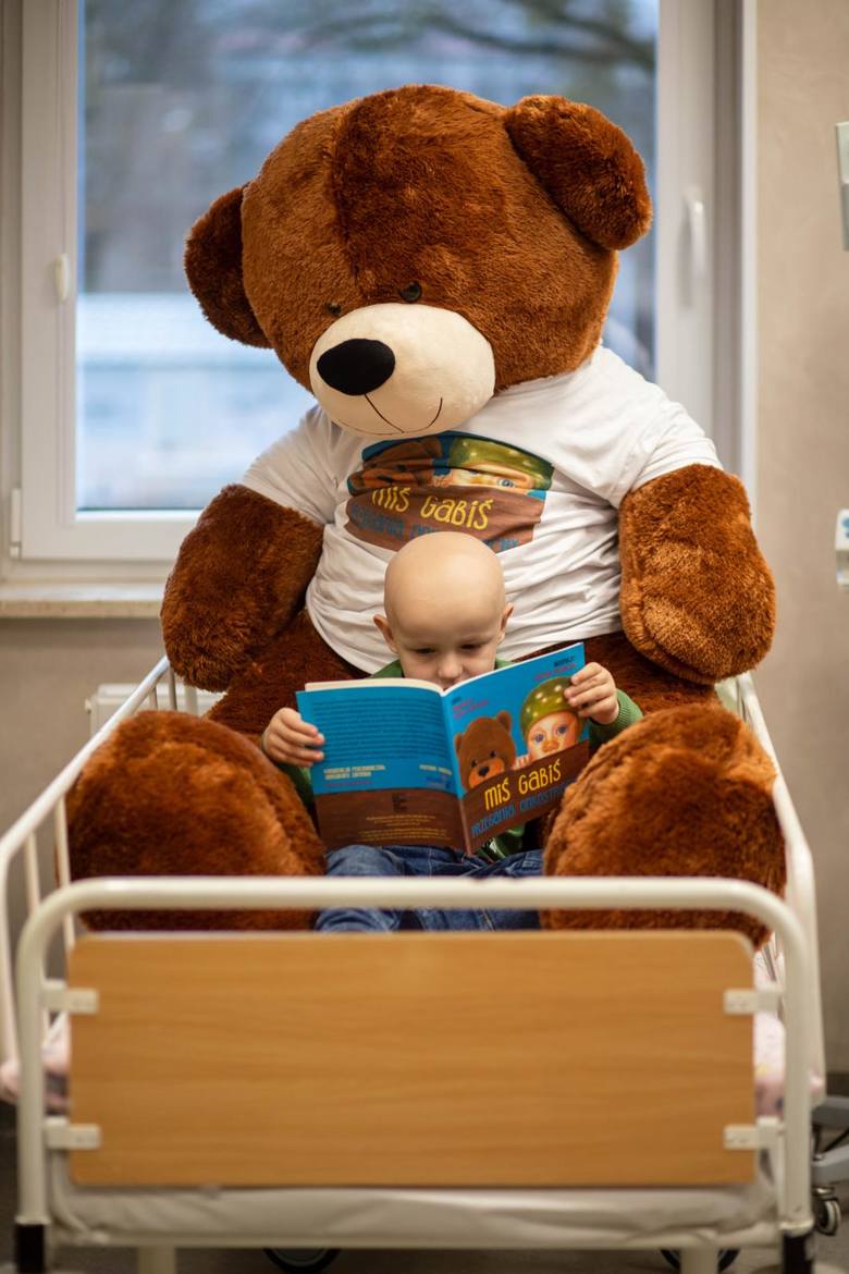 Dominik Michalski to jeden z pierwszych czytelników książki. Początkowo książkę czytała mu mama, bo chłopiec miał zaledwie dwa lata, kiedy oddział onkologiczny stał się jego domem. Na zdjęciu z Misiem Gabisiem. 
